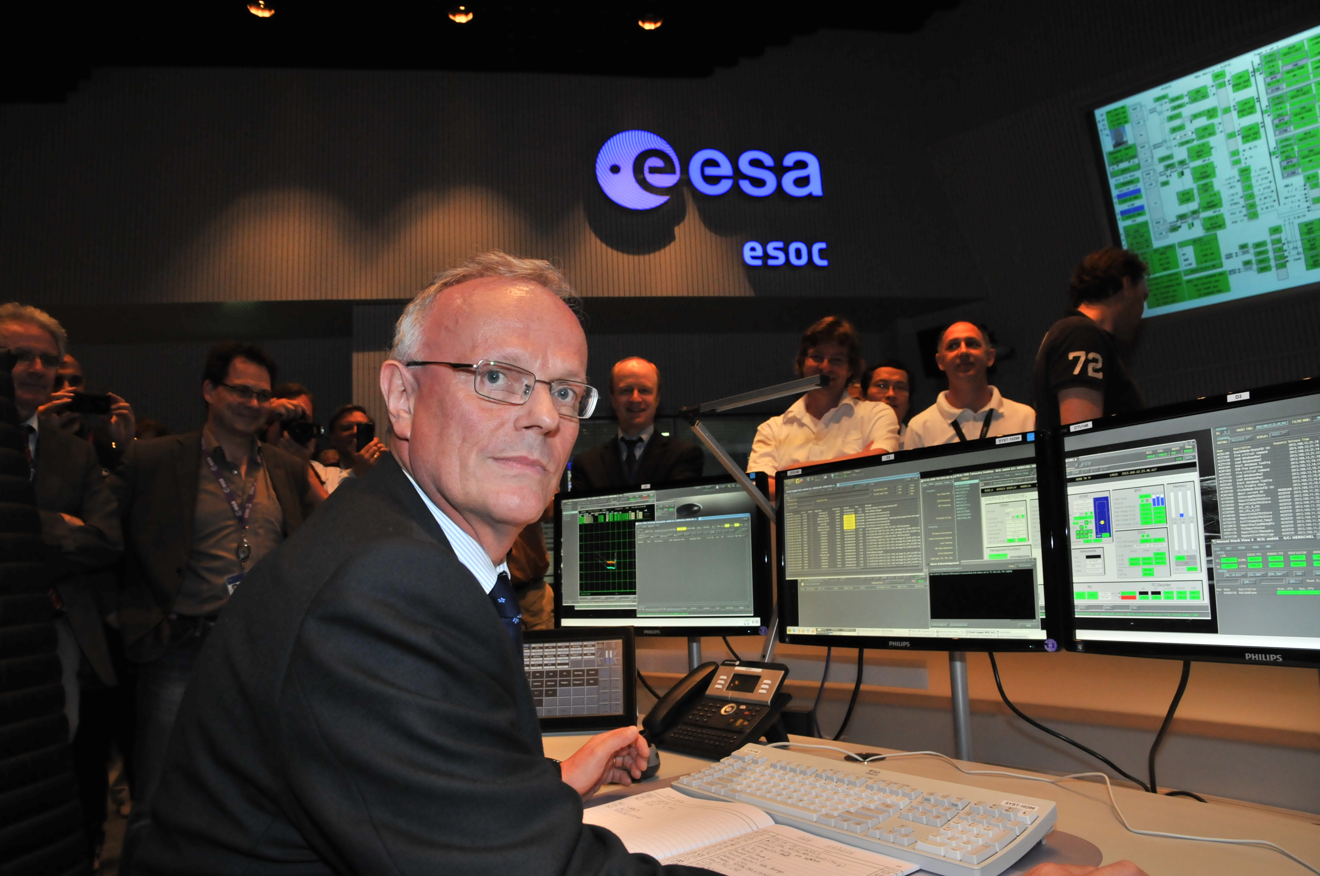 Martin Kessler, Head of ESA's Science Operations Department, sends the final command to Herschel at 12:25 GMT (14:25 CEST), 17th June 2013, from the Main Control Room at ESOC, Darmstadt.